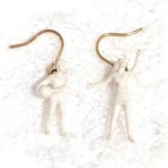 白い人　ピアス　片耳用　計2つ