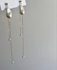PETITS POIS ドロップパール ピアスのサムネイル