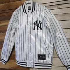 新品 Majestic ニューヨークヤンキース スタジャン ホワイトストライプ 新品 Majestic ニューヨークヤンキース スタジャン ホワイトストライプ