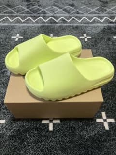 YEEZY SLIDEのサムネイル