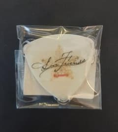 B'z ライブグッズ ピックバッジ(白) LIVE FRIENDSのサムネイル
