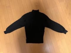 黒いタートルネックセーターのサムネイル