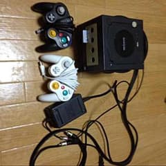 ゲームCUBE本体とコントローラ二つのサムネイル