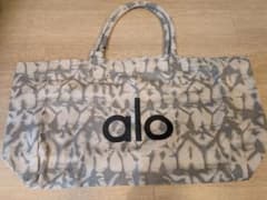 alo yoga タイダイ柄 トートバッグのサムネイル