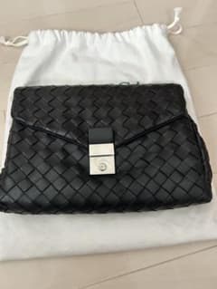 【美品】BOTTEGA VENETA ブラックレザー編み込みクラッチバッグのサムネイル