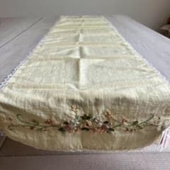 新品 ローズ柄リボン刺繍　テーブルランナー 約30×130㎝ クリームイエローのサムネイル