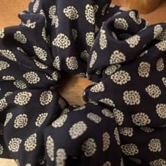 可愛い　高級　シュシュ　 布幅大　ネイビー　花柄のサムネイル