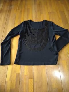 ビーズ装飾付き黒長袖トップスのサムネイル