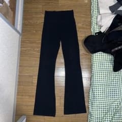 Brandy Melville 微フレア ヨガパンツ／ブラック／美脚効果◎のサムネイル