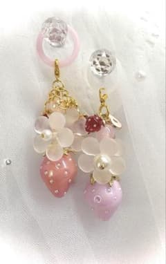 ハンドメイド ピンクいちごめじるしチャーム 2点セットのサムネイル