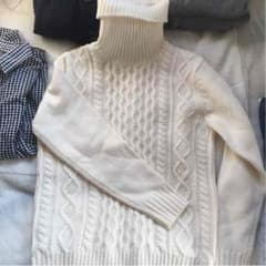 白 ニットのサムネイル