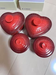 LE CREUSET ハート型、丸型のココット4セットのサムネイル