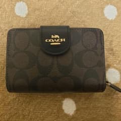 COACHのダークブラウン 二つ折り財布のサムネイル