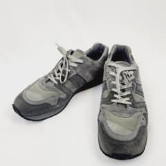 グレー スエード スニーカー