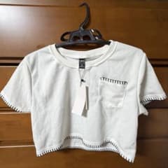 DAZY ステッチデザイン クロップドTシャツ ホワイトのサムネイル