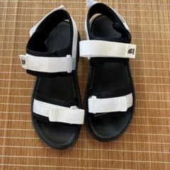 最終値下げ)moz サンダル ブラック×ホワイトのサムネイル