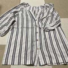 ストライプ柄 五分袖 ブラウス 木目調ボタンのサムネイル