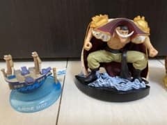 白ひげと海軍の船のフィギュアのサムネイル