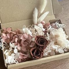 メルカリ祭出品❣️最高級レンデフロール大サイズ薔薇、フリージア、かすみ草 プリザ ブラウンバラ 2輪 ブラウン系アジサイ ラグラス 白かすみ草 花