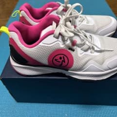 zumbaスニーカー　23.5cmのサムネイル