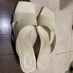 美品　一回のみ着用ZARAレザーサンダル　25/39のサムネイル