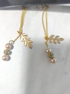 金色の葉っぱとパールのロングピアスのサムネイル