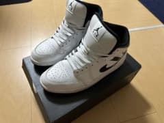 エア ジョーダン 1 MID シューズ 
ホワイト/ブラック　27.5のサムネイル