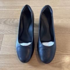 美品 洋服の青山 22.5cm 4E ブラックパンプスのサムネイル