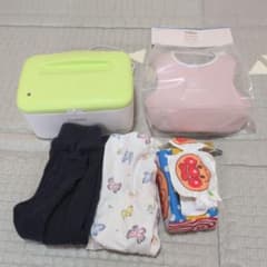 Combi おしりふきウォーマー ズボン2枚 食事エプロン おもちゃセットのサムネイル