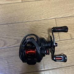 黒と赤のベイトリールのサムネイル