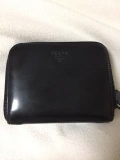 最終お値下げです！PRADAの二つ折りタイプのお財布です！！のサムネイル