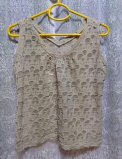 ベージュ 穴あきデザイン タンクトップベストのサムネイル