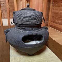 茶道具　風炉／朝鮮風炉釜　霰地紋　釜鐶付き　灰入り　茶釜　ヴィンテージ 茶道具 風炉／朝鮮風炉釜 霰地紋 釜鐶付き 灰入り 茶釜 ヴィンテージ
