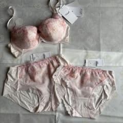 3点セット！Triumph天使のブラ(C70)&ショーツ〜淡ピンク