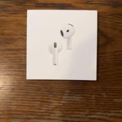 AirPods 4 本体 ホワイト ノイキャン付き充電ケース付き美品のサムネイル
