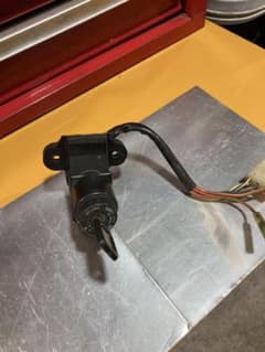 Z400GPメイン鍵穴と鍵のサムネイル