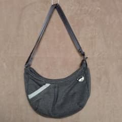 adidas アディダスチャコールグレー ショルダーバッグ サイドポケット付き