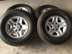 265/70r16 スタッドレスタイヤ　ホイール　プラド純正のサムネイル