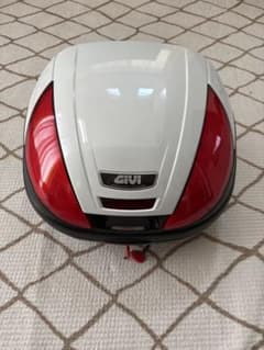 GIVI トップケース ホワイト/レッド　37L ベースプレート付きのサムネイル
