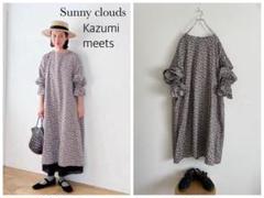 Sunny cloudsサニークラウズkazumiさんのモノトーン花柄ワンピース