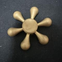 ハンドスピナー 6枚羽 水道 金属製 ゴールドカラーのサムネイル