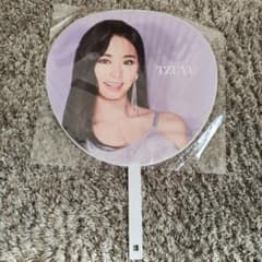 TWICE ツウィ うちわ #TWICE2 （缶バッジつき） - メルカリ