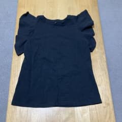 UNIQLO フリルスリーブ ブラック Tシャツ Lのサムネイル