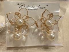 パール揺れる大ぶりクリアフラワー（ゴールド） お花イヤリングのサムネイル