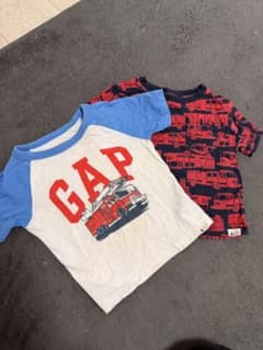 GAP 消防車プリント Tシャツ 12-24ヶ月のサムネイル