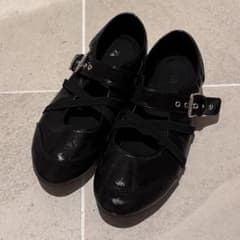 ZARA バックル付きパテント風バレエシューズ　黒　ブラックのサムネイル