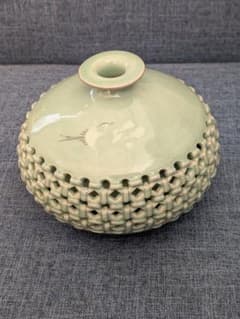 青磁 透かし彫り 花瓶 飾り物 陶器 青磁 透かし彫り 花瓶 鶴文様 貫入 陶器 - メルカリ