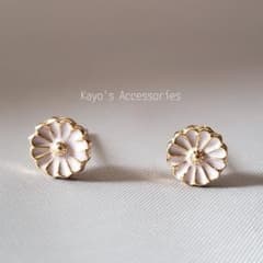 【 白い花ピアス 】 スタッドピアス 小さめ 和風のサムネイル