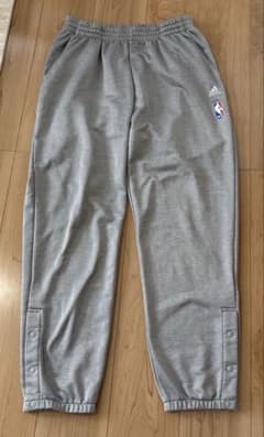 adidas × NBA のスウェットパンツ