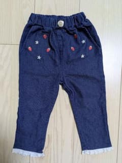 【新品未使用】いちご刺繍 裾レースデニムパンツ 80のサムネイル